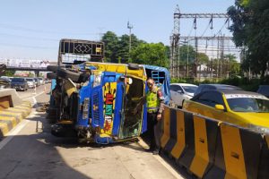Truk Tabrak Beton Gardu di Tol Cikupa