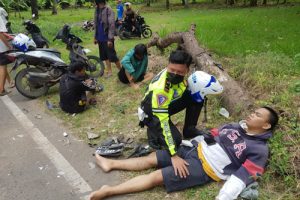 Personel Ditlantas Polda Banten Bantu Korban Kecelakaan di Jalur Wisata