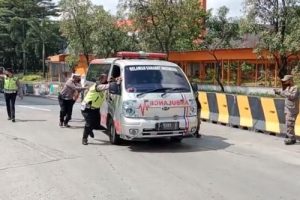 Petugas Pospam GT Cikupa Bantu Mobil Ambulan Mogok