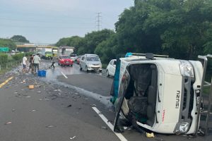 Truk Muatan Ikan Terbalik di Tol Tangerang-Merak Km 72