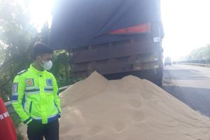 Sedang Ganti Ban di Tol Tangerang-Merak Truk Dihantam Mobil