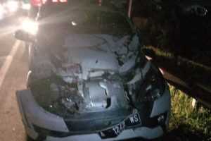 Minibus Tabrak Truk di GT Tol Cikupa
