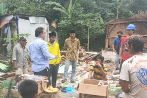 Anggota DPRD Kabupaten Tangerang Tinjau Korban Rumah Roboh