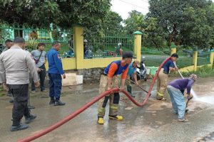 BPBD Kabupaten Tangerang Bersihkan Tanah Merah di Jalan Raya Pinang