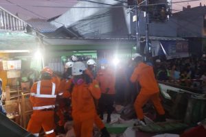 Tim Basarnas Evakuasi Korban Gedung Runtuh di Johar Baru