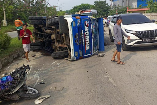 Suami Istri Tewas Ketabrak Truk Tak Kuat Nanjak