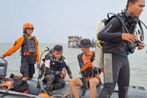 Tim SAR Turunkan Penyelam Cari Pemancing Tenggelam di Laut