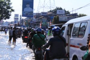 Polisi Urai Kemacetan di Jalan KH Hasyim Ashari Tangerang Akibat Banjir