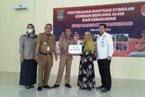 Warga Solear Terima Stimulan Korban Bencana Alam dan Kebakaran