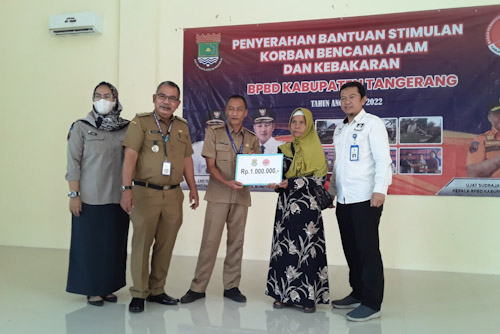 Warga Solear Terima Stimulan Korban Bencana Alam dan Kebakaran