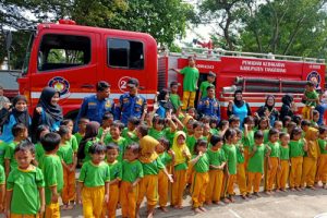 TK Negeri Pembina Kunjungi Pemadam Kebakaran Kabupaten Tangerang