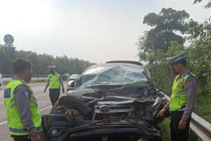 Toyota Inova Versus Truck di Tol Jakarta-Merak