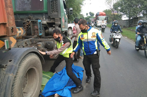 Terlindas Truk MB Meninggal Ditempat
