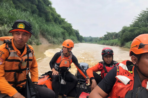 Tim SAR Cari Remaja Tenggelam Di Kali Cileungsi