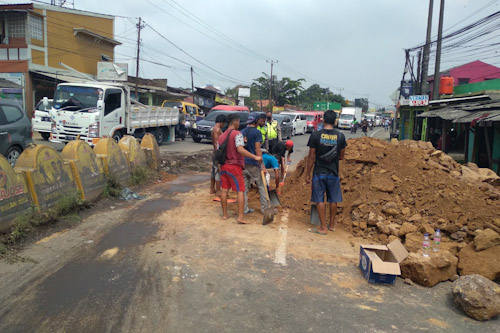 Satlantas Polresta Tangerang Evakuasi Truck Hantam Pembatas Jalan