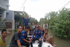 BPBD Kabupaten Tangerang Evakuasi Warga Terdampak Banjir di Pasar Kemis