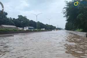 Air Banjiri Jalur Tol Jakarta-Merak