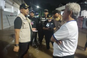 Bupati Tangerang Pantau Banjir Tengah Malam