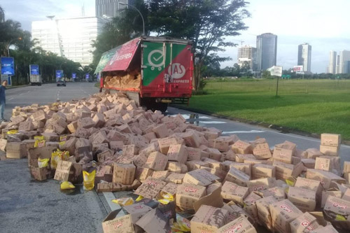 Truk Muatan Minyak Goreng Tumpah ke Jalan di Pinang, Polisi Langsung Bertindak