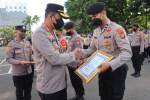 Kapolres Metro Tangerang Kota Beri Penghargaan Empat Polisi Berprestasi