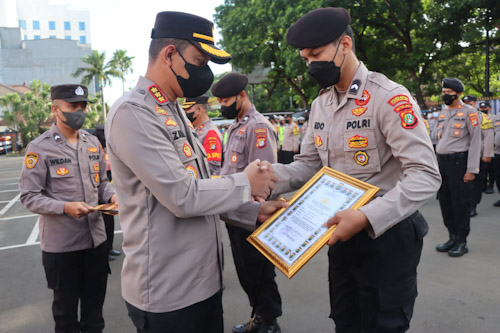 Kapolres Metro Tangerang Kota Beri Penghargaan Empat Polisi Berprestasi
