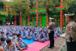 Jelang Nataru, Satlantas Polres Lebak Sosialisasi Tertib Berlalu Lintas di SMAN 3 Rangkasbitung