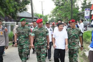 Danjen Kopassus Bersama Dandim 0510/Tigaraksa Bagikan Sembako Di Kemeri