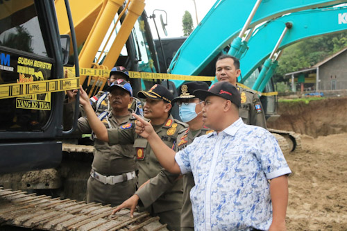 Satpol PP Kabupaten Serang Segel Tiga Titik Galian Pasir di Mancak