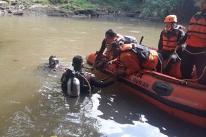 Dua Anak Tenggelam Di Kali Ciliwung Masih Dicari