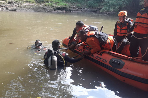 Dua Anak Tenggelam Di Kali Ciliwung Masih Dicari