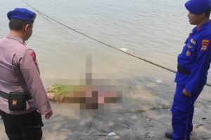 Mayat Pria Tanpa Identitas Ditemukan Di Pantai Laba
