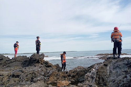 Enam Wisatawan Terseret Arus Ombak Pantai Pasir Putih Pangumbang