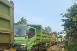 Warga Blokir Akses Tol Serang-Panimbang Seksi III Akibat Jalan Rusak yang Tidak Bisa Dilalui