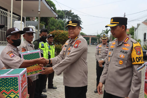 Satpam Perumahan di Kota Tangerang dapat Bingkisan Lebaran Kapolda Metro Jaya