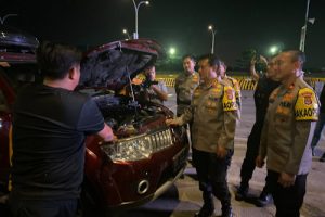 Kapolda Banten Bantu Mobil Mogok di Pelabuhan Merak