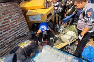 Forklip Seruduk Minibus Pejalan Kaki Meninggal