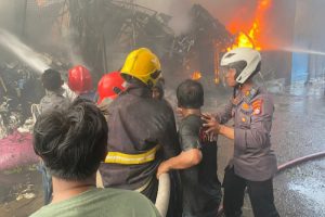 Gudang Karpet di Pasar Kemis Terbakar, Kapolsek Bantu Padamkan Api