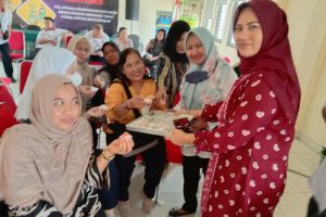 PKK Kelurahan Pasir Jaya Bersama Warga Belajar Cara Buat Kue Bareng Mayora