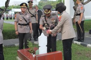 Sambut HUT Bhayangkara Ke-77, Polda Banten Ziarah dan Tabur Bunga