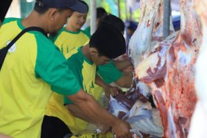 Masjid Al Azhom Sembelih 15 Sapi dan Sembilan Kambing