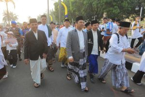 Ribuan Mayarakat Jalan Sarungan Bersama Walikota