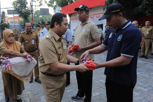 Walikota Tangerang Bagikan Ribuan Bendera Sambut HUT RI Ke-78