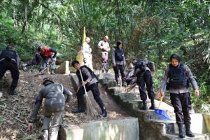 Peringati HUT RI Ke-78, Bintara dan Tamtama Polda Banten Bersihkan Tugu Perjuangan Cijentul