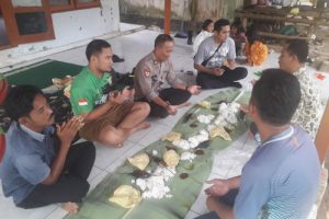 Kapolsek Wargunggunung Ngaliwet Bareng Warga