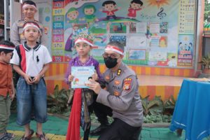 Polri Peduli Literasi, Polrestro Tangerang Kota Serahkan Buku Bacaan di Karawaci