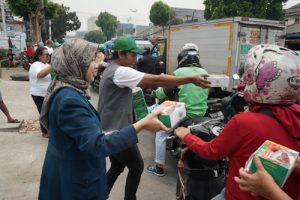 Gerakan Berbagi 10 Ribu Nasi Box untuk Indonesia, Inisiasi Sambal Bu Nik