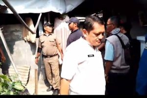 Sekcam Karawaci Cek Rumah yang Kena Angin