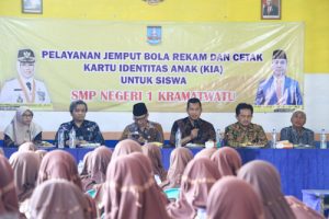 Disdukcapil Kabupaten Serang Bagikan 591 KIA Siswa SMPN 1 Kramatwatu
