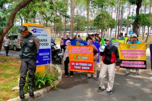 Pesangon Belum Dibayar, Puluhan Eks Pegawai Es Teler 77 Demo