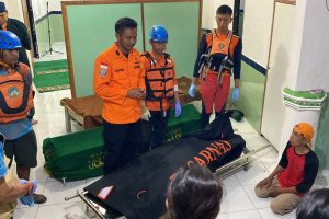 Tim SAR Temukan Balita yang Tenggelam Di Kali Ciliwung